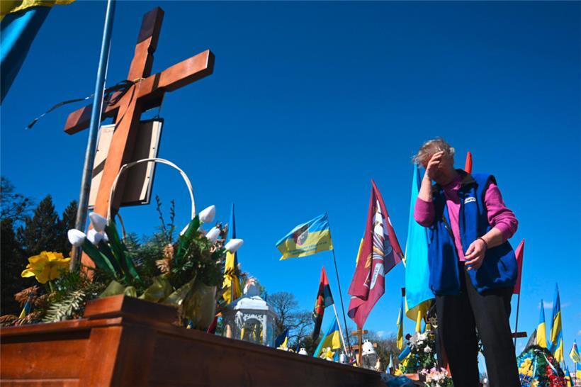 Trauer auf dem Soldatenfriedhof von Lwiw
