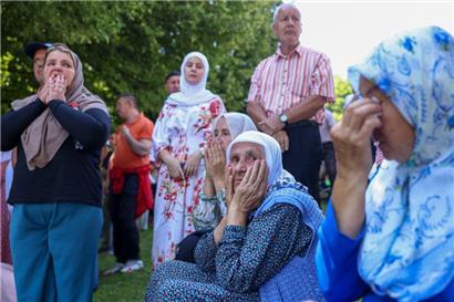 Trauer neben einem Lastwagen mit 30 Särgen mit den Leichen kürzlich identifizierter Opfer des Völkermords von Srebrenica
