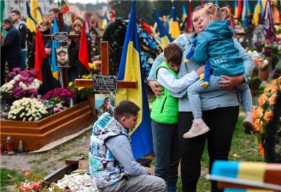 Trauer um Gefallene in Lwiw: Selenskyj versprach den Ukrainern, sein Land werde siegen
