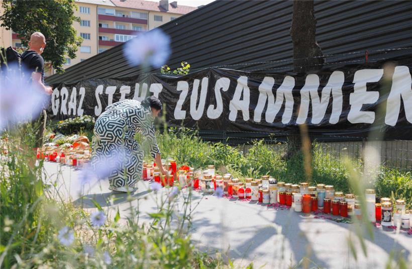 Trauer- und Beileidsbekundungen vor der Schule in Graz
