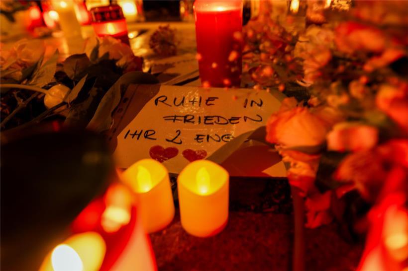 Trauerbekundungen am Straßenrand in der Nähe des Stiglmaierplatzes in München
