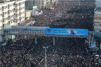 Trauergäste nehmen in Teheran an einem Trauerzug für Ghassem Soleimani und Abu Mahdi al-Mohandes teil
