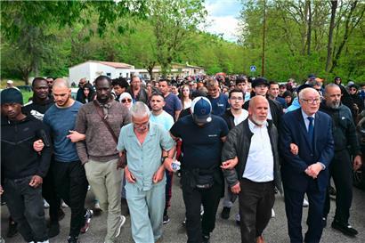 Trauermarsch im südfranzösischen La Grand-Combe, wo am Freitag ein Gläubiger in einer Moschee ermordet wurde
