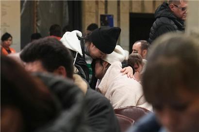 Trauernde Menschen, die Angehörige beim Minenunglück in Kasachstan verloren haben. Die Mine gehörte dem in Luxemburg ansässigen ArcelorMittal-Konzern.
