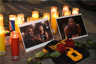 Trauernde haben Kerzen für Kobe Bryant und seine Tochter angezündet.
