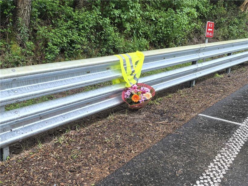Trauernde haben an der Unfallstelle auf der N12 in Eschdorf Blumen an den bereits ersetzten Leitplanken niedergelegt