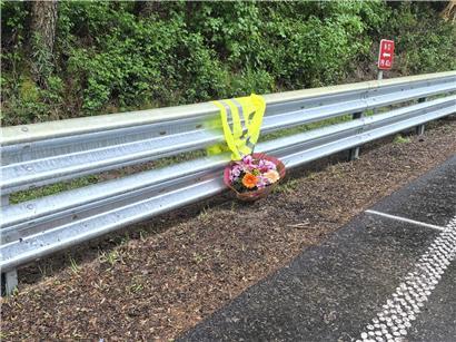 Trauernde haben an der Unfallstelle auf der N12 in Eschdorf Blumen an den bereits ersetzten Leitplanken niedergelegt