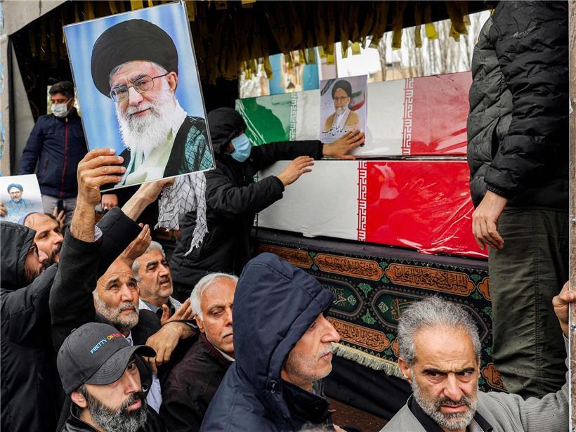 Trauernde nehmen Abschied vom ermordeten iranischen Geheimdienstminister in Teheran