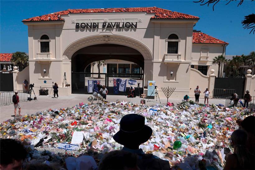 Trauernde stehen vor dem Bondi Pavilion in Sydney am 17. Dezember 2025 in Gedenken an die Opfer des Amoklaufs am Bondi Beach
