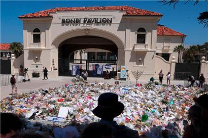 Trauernde stehen vor dem Bondi Pavilion in Sydney am 17. Dezember 2025 in Gedenken an die Opfer des Amoklaufs am Bondi Beach
