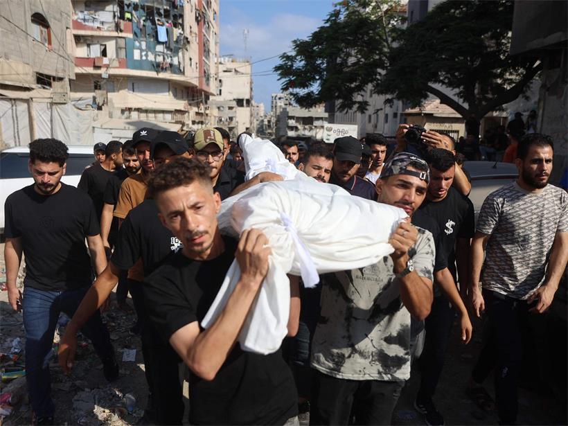 Trotz Waffenruhe: 16 Tote bei israelischen Angriffen Trauernde tragen den Leichnam einer Person, die bei den nächtlichen israelischen Luftangriffen ums Leben gekommen ist, zum Friedhof