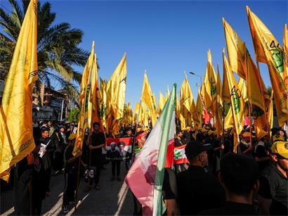 Trauerzug mit Fahnen und versammelten Menschen in Nadschaf am 8. Juli 2026 für getöteten iranischen Führer Ali Khamenei