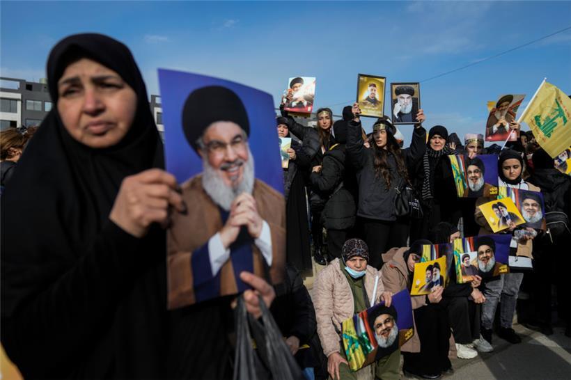 Trauernde zeigen Bilder der getöteten Hisbollah-Führer Hassan Nasrallah und Haschem Safieddine auf dem Weg zu einer Beerdigungsprozession in Beirut
