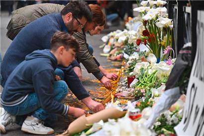 Trauernde zünden vor der Vladislav-Ribnikar-Schule, an der es am Mittwoch zu einem Amoklauf eines Schülers gekommen ist, Kerzen zum Gedenken der Opfer an
