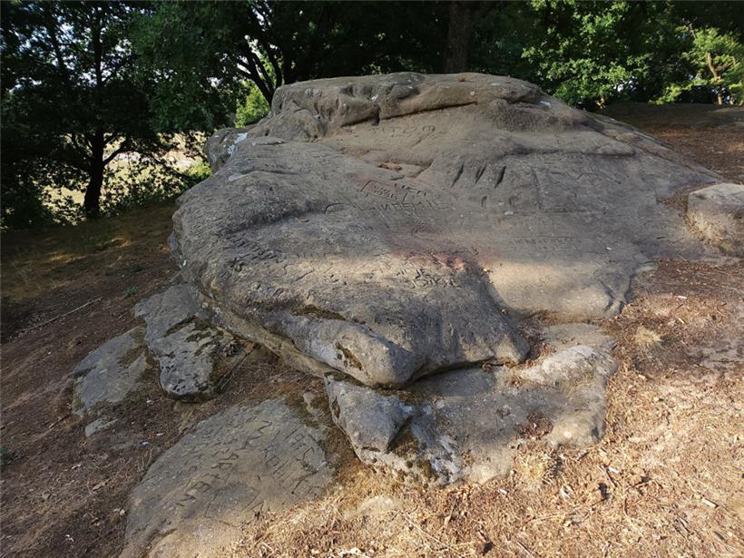 Traurig: Vandalismusspuren zahlreicher Besucher auf den mehr als 200 Millionen Jahre alten Steinen
