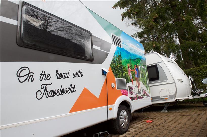 „Travelovers“ gibt es erst seit 2019. Die Nachfrage ist groß und es kommen Kunden, die vorher anders Urlaub gemacht haben. Außer Chef Marc Bingen gibt es zwei Techniker, die die Wagen warten und die Kunden einweisen. 
