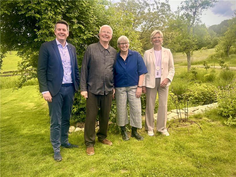 Treffen im Grünen mit Martine Hansen, Stefanie Hildebrand, Nicolas A. Marxen und Lex Delles, Personen im Gespräch im Freien