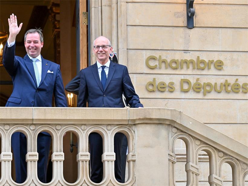 Großherzog und Premierminister treffen sich im Wald zu einem diplomatischen Gespräch bei sonnigem Wetter
