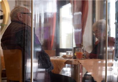 Trennungen und Sicherheitsabstände sollen am 13. Juni der Vergangenheit angehören – zumindest in Restaurants, die sich als „Covid-Check“ ausweisen. Gleichzeitig kommt den Tests aber eine wichtigere Rolle zu. 
