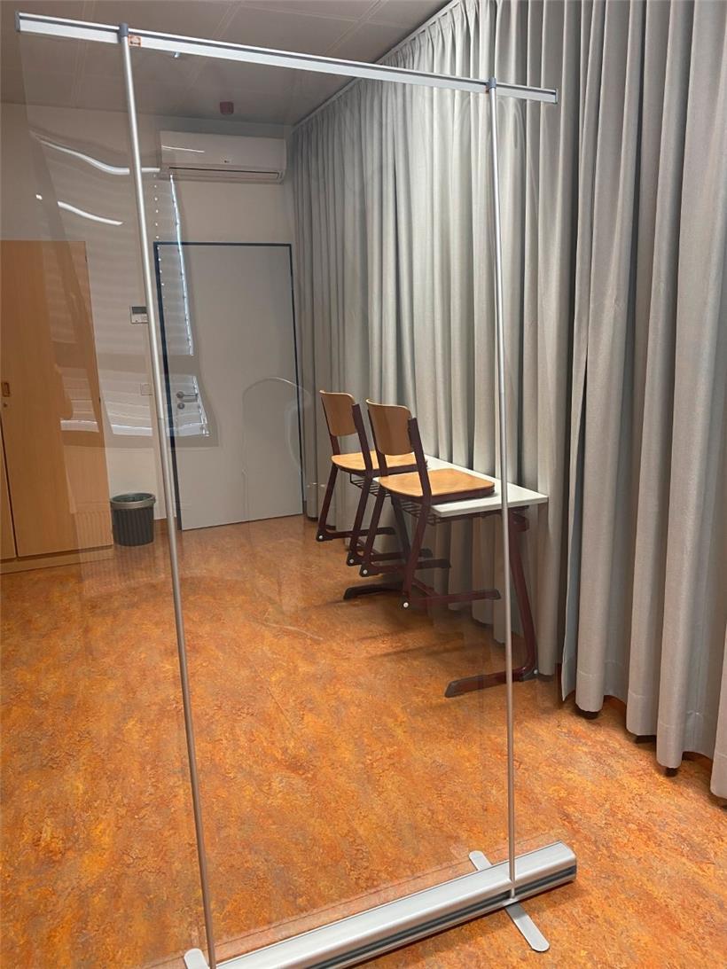 Trennwände sollen Schüler und Lehrpersonal vor dem Virus schützen