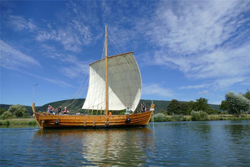 Trierer Forscher sind auf dem originalgetreu nachgebauten römischen Segelfrachter „Bissula“ auf der Mosel unterwegs
