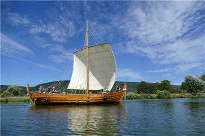 Trierer Forscher sind auf dem originalgetreu nachgebauten römischen Segelfrachter „Bissula“ auf der Mosel unterwegs
