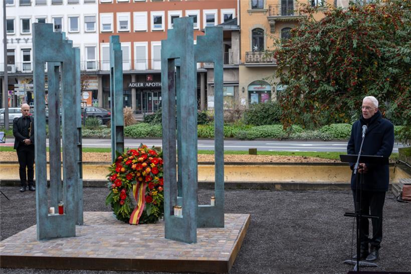 Triers Oberbürgermeister Wolfram Leibe hält eine Ansprache bei der Einweihung der Zentralen Gedenkstätte
