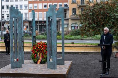 Triers Oberbürgermeister Wolfram Leibe hält eine Ansprache bei der Einweihung der Zentralen Gedenkstätte
