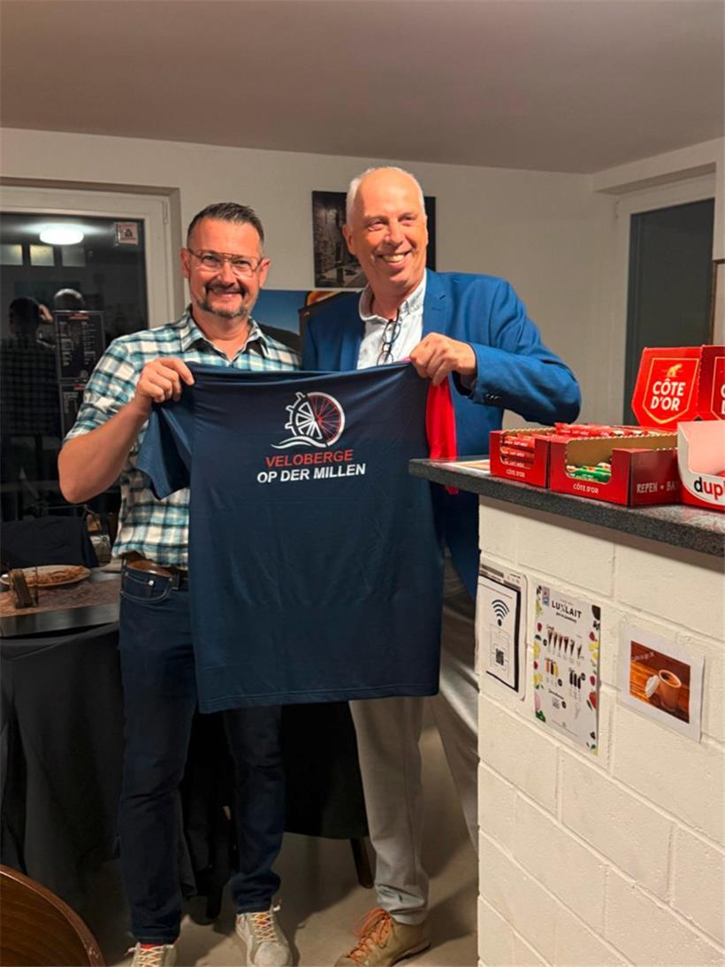 Trikotüberreichung: Luc Holcher (l.), Präsident des DT Méischdref, und Claude Losch, Betreiber der „Véloberge op der Millen“
