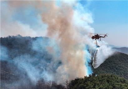 Trockenheit und starker Wind erschweren die Löscharbeiten, an denen mehr als tausend Feuerwehrleute und mehrere hundert Soldaten beteiligt sind
