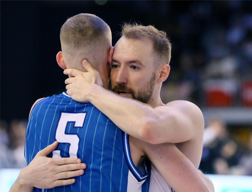 Tröstende Worte von Etzella-Kapitän „Fritz“ Gutenkauf an sein Gegenüber Joé Biev...