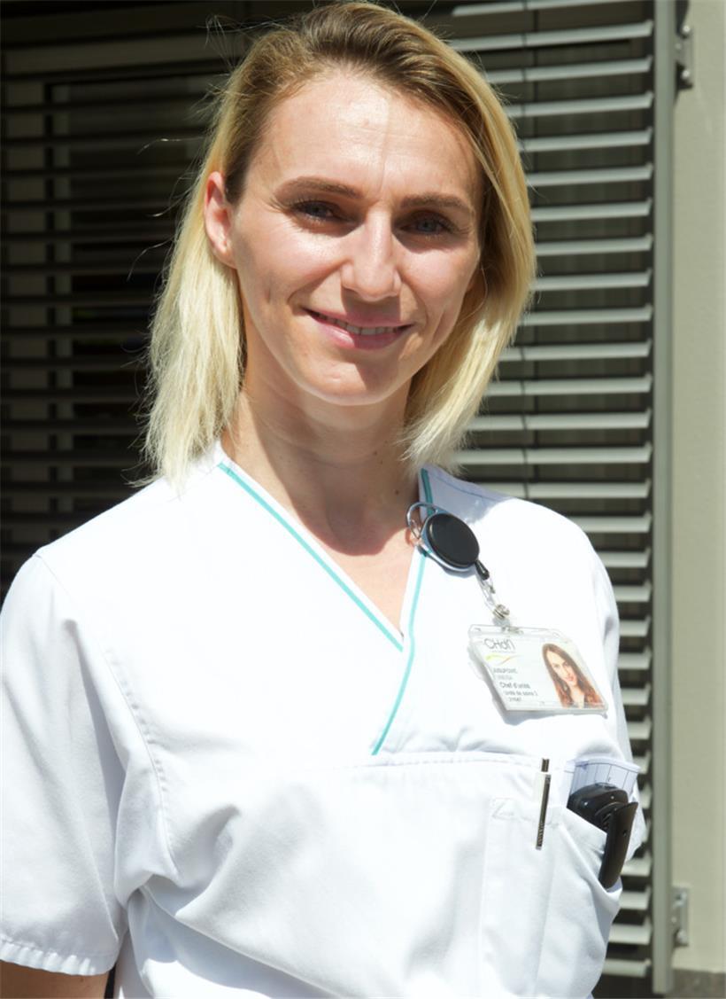 Trotz Angst vor Hunden hat die Abteilungsleiterin Uneisa Jusufovic schnell Vertrauen zur liebenswerten Miss gefasst 
