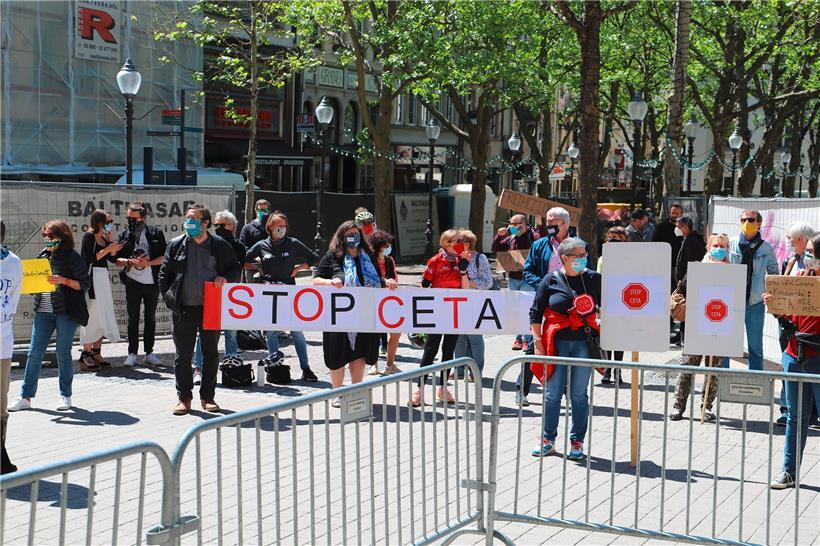 Trotz Ausgangsbeschränkung hatten sich am Mittwoch einige Menschen mit Schutzmasken auf der place d’Armes versammelt, um erneut gegen CETA zu demonstrieren. Der Großteil des Protests spielte sich aber in der virtuellen Welt ab.
