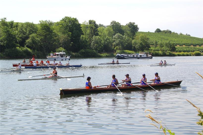 Trotz Fahrverbot während der Veranstaltung hatte sich während der Startphase ein Schiff genähert, musste dann aber in Ufernähe warten
