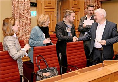 Trotz Kritik an der Regierung reicht man sich noch gerne die Hand: Claude Wiseler (CSV, rechts) im Gespräch mit Lex Delles, Xavier Bettel, Paulette Lenert und Corinne Cahen
