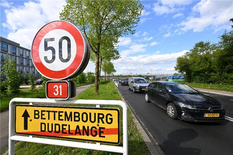 Berufsverkehr staut sich trotz Lichtsignalanlage auf der Hauptstraße in Düdelingen am Morgen