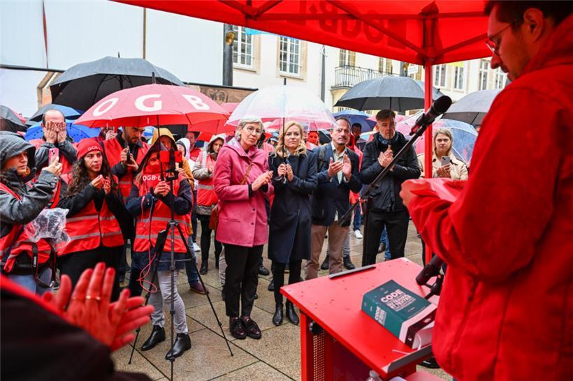 Trotz Regen haben sich viele Caritas-Mitarbeiter und ihre Unterstützer vor der Chamber versammelt
