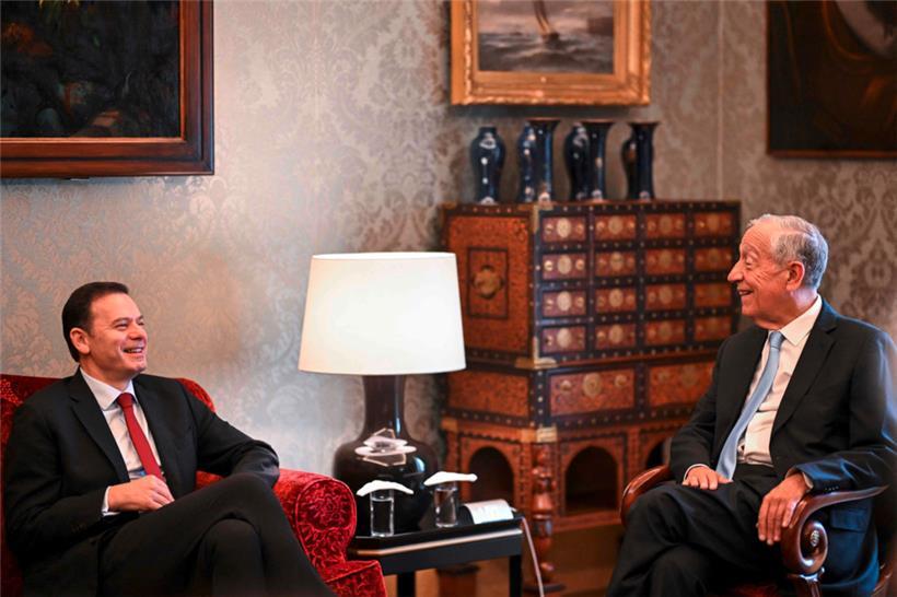 Trotz Regierungskrise scheint eine gewisse Gelassenheit zu herrschen: Portugals bisheriger Regierungschef Luís Montenegro (l.) im Gespräch mit Präsident Marcelo Rebelo de Sousa im Präsidenten-Palast Belem in Lissabon
