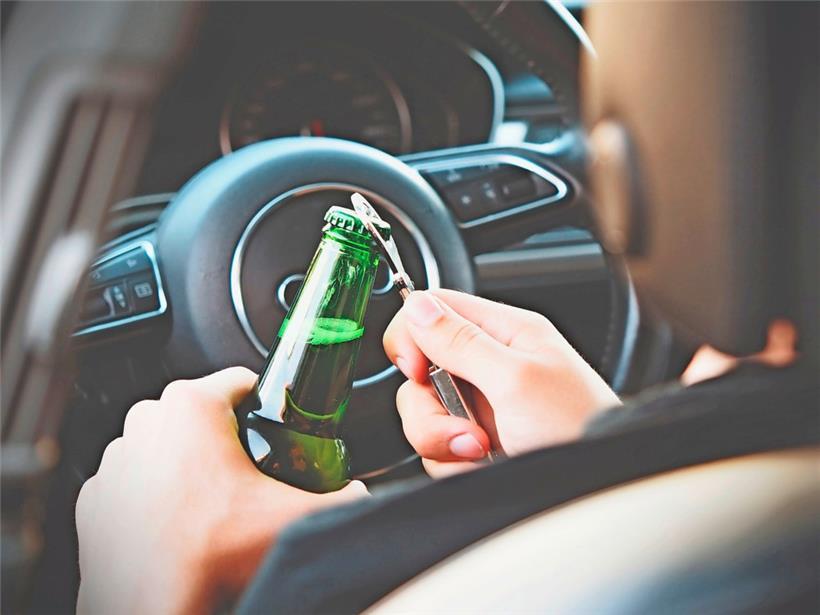 Trotz Sicherheitskampagnen fahren noch immer viele Menschen betrunken mit dem Auto
