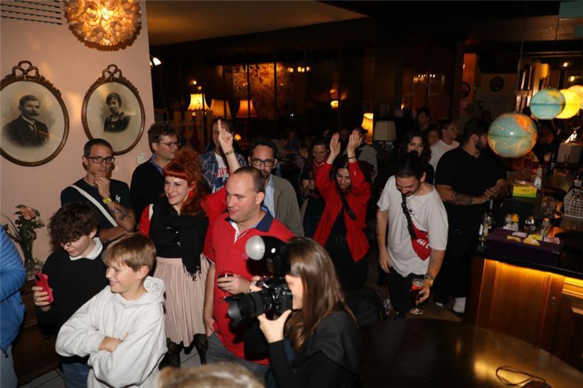 Trotz Sorge um den Rechtsruck, lässt man sich die Freunde um die gewonnen Sitze ...