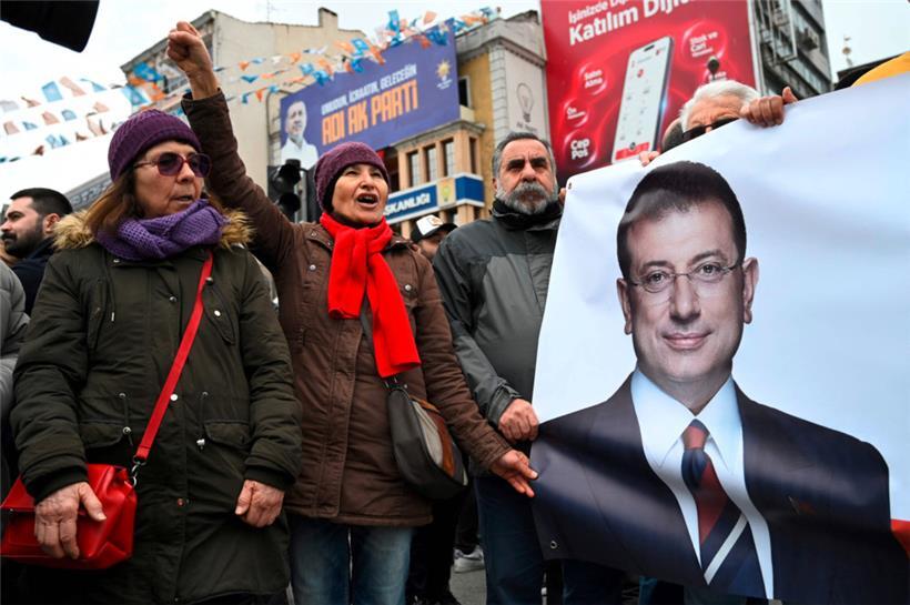 Trotz Versammlungsverbots gehen Unterstützer von Ekrem Imamoglu auf die Straßen, um gegen die Festnahme des beliebten Bürgermeisters zu protestieren
