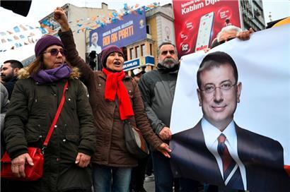 Trotz Versammlungsverbots gehen Unterstützer von Ekrem Imamoglu auf die Straßen, um gegen die Festnahme des beliebten Bürgermeisters zu protestieren
