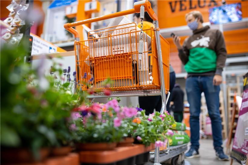 Trotz Wiedereröffnung versucht das Unternehmen, das Kundenaufkommen wegen sanitärer Beschränkungen im Baumarkt zu regulieren
