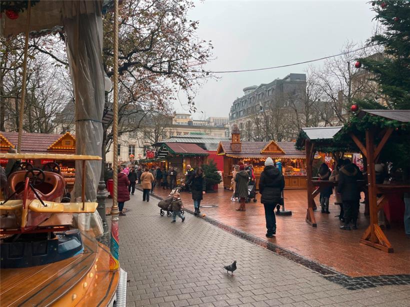 Trotz der Einbrüche in der Nacht wurden die Gäste des „Lëtzebuerger Chrëschtmaart“ auf der place d’Armes am Freitag wie gewohnt empfangen
