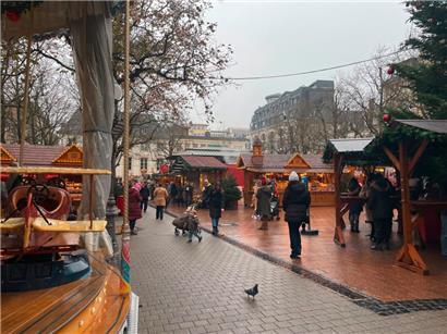 Trotz der Einbrüche in der Nacht wurden die Gäste des „Lëtzebuerger Chrëschtmaart“ auf der place d’Armes am Freitag wie gewohnt empfangen
