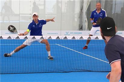 Trotz der engen Verwandschaft mit dem Tennis ist die Eintrittsschwelle beim Padel viel niedriger
