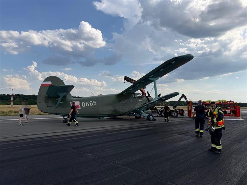 Vogelperspektive auf belebten Flughafen mit startenden und landenden Flugzeugen, Terminalgebäuden und Rollbahnen