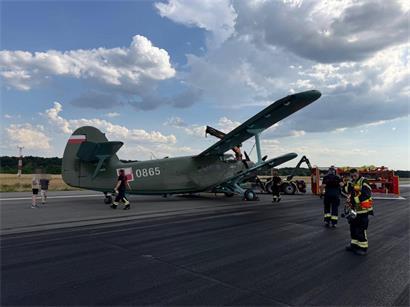 Vogelperspektive auf belebten Flughafen mit startenden und landenden Flugzeugen, Terminalgebäuden und Rollbahnen