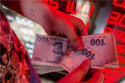 Trotz einer sehr hohen Inflationsrate werden die Leitzinsen in der Türkei weiter sinken. In der Folge gab der Kurs der Landeswährung weiter nach.
