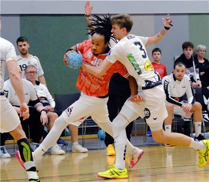 Trotz eines starken Elledy Semedo (in Rot) kamen die Red Boys in Esch nicht über ein Unentschieden hinaus
